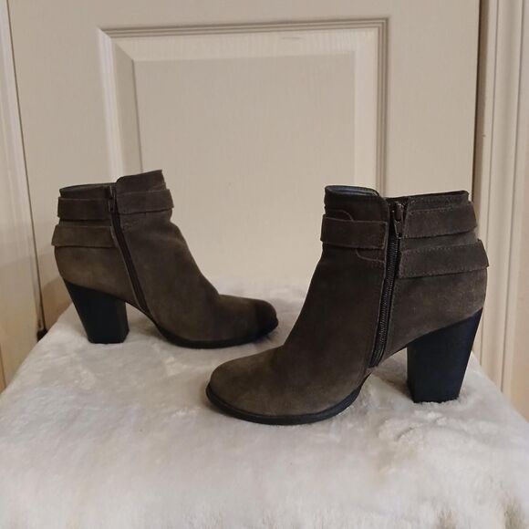 Guess Gather green suede ankle bootie with chunky black block heel size 7 - Picture 5 of 7